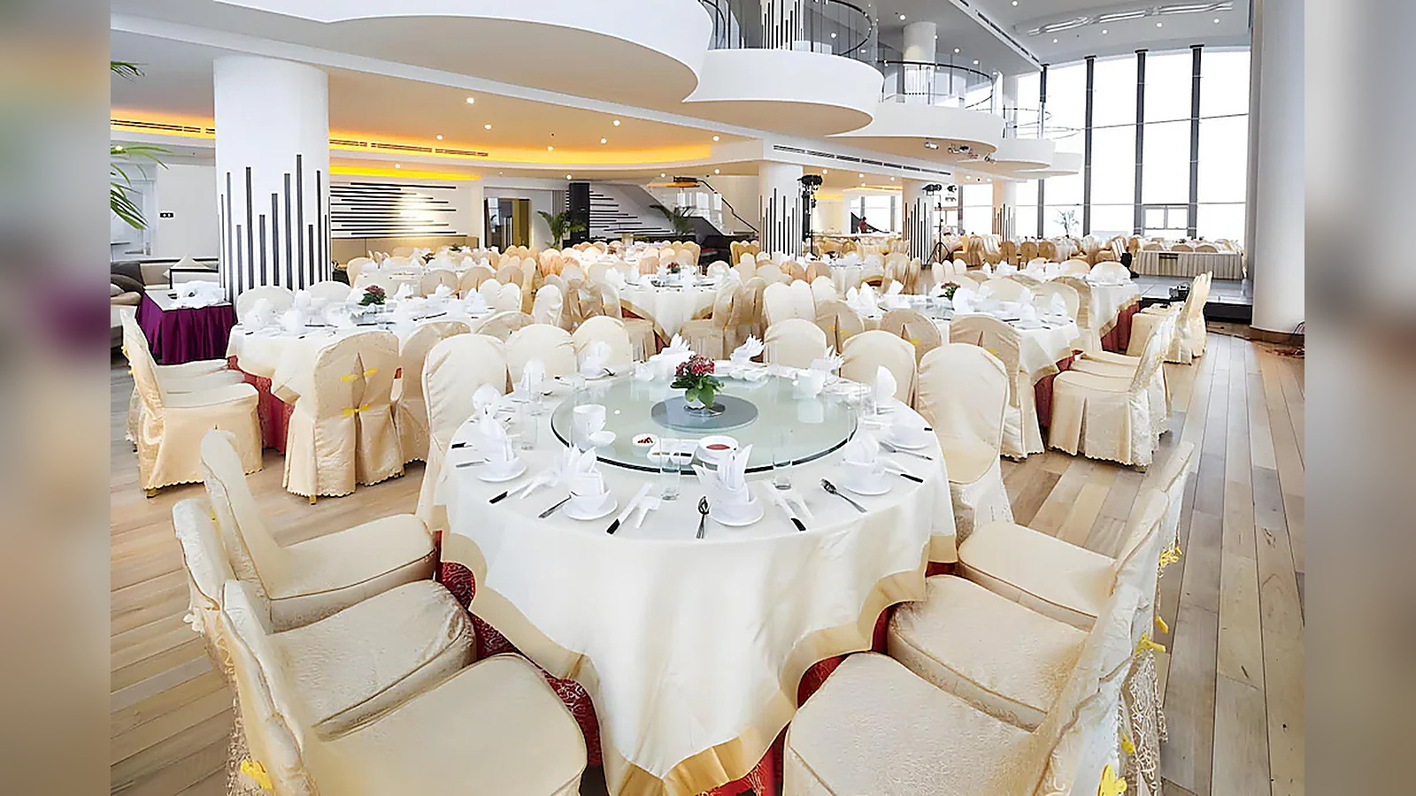 Sảnh tiệc rộng, phù hợp hội nghị, gala và tiệc cưới.