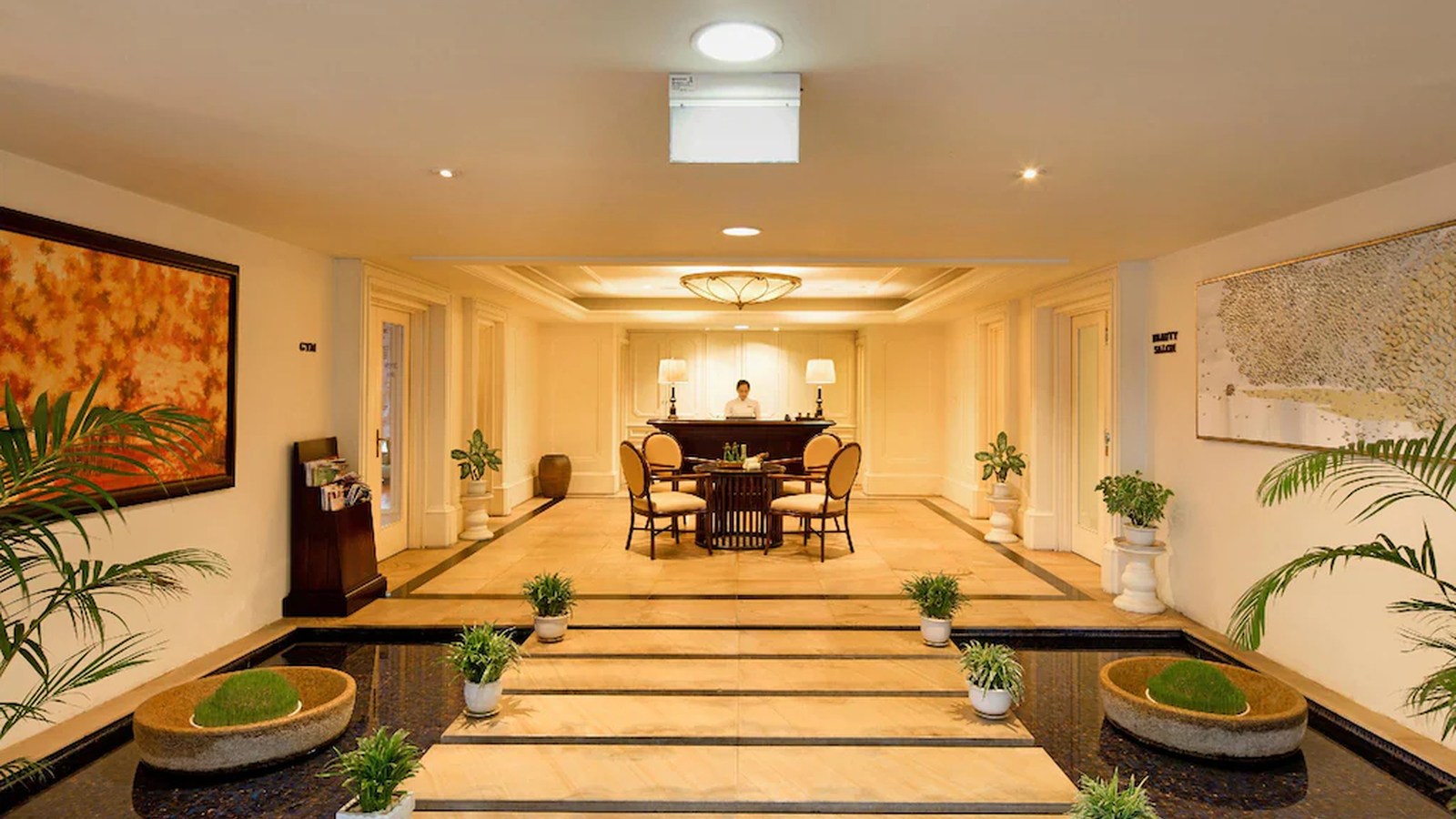 Khu đón tiếp spa sử dụng mặt nước và cây xanh để tạo khoảng nghỉ thị giác.