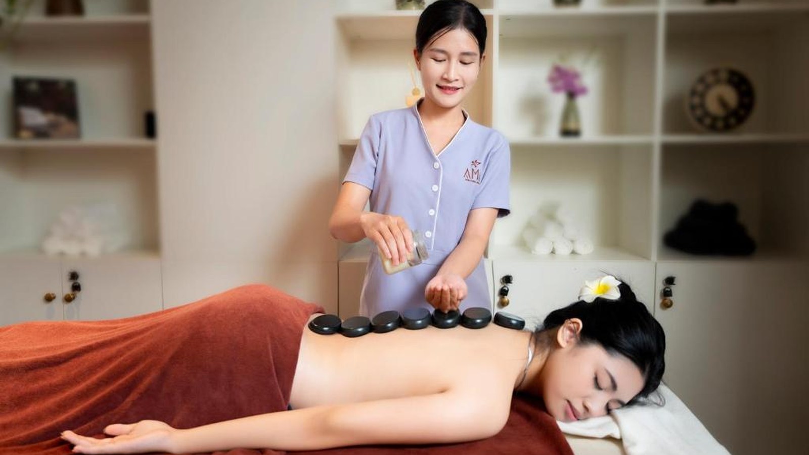 Liệu trình đá nóng thể hiện chất lượng spa qua kỹ thuật, vệ sinh, sự riêng tư và chăm sóc cá nhân.