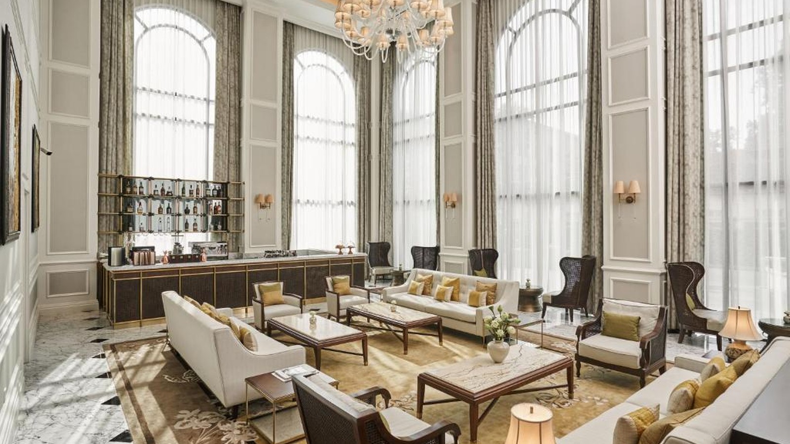 Lounge tân cổ điển nổi bật với cửa sổ vòm, trần cao và ánh sáng tự nhiên.