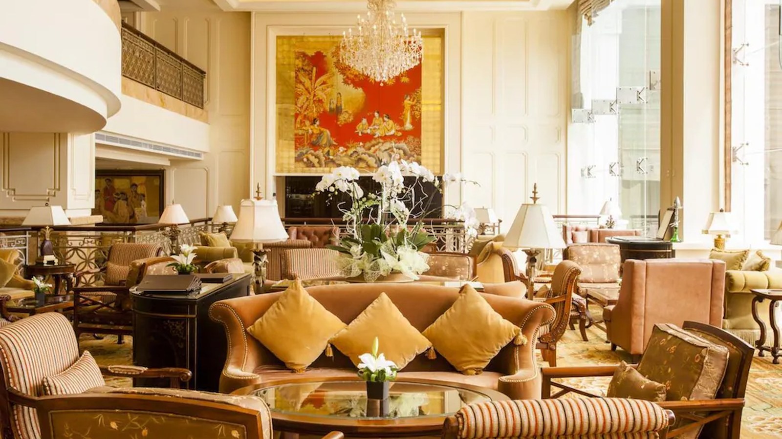 Lounge sảnh cân bằng vẻ trang trọng với cảm giác gần gũi của một phòng khách Đông Dương.