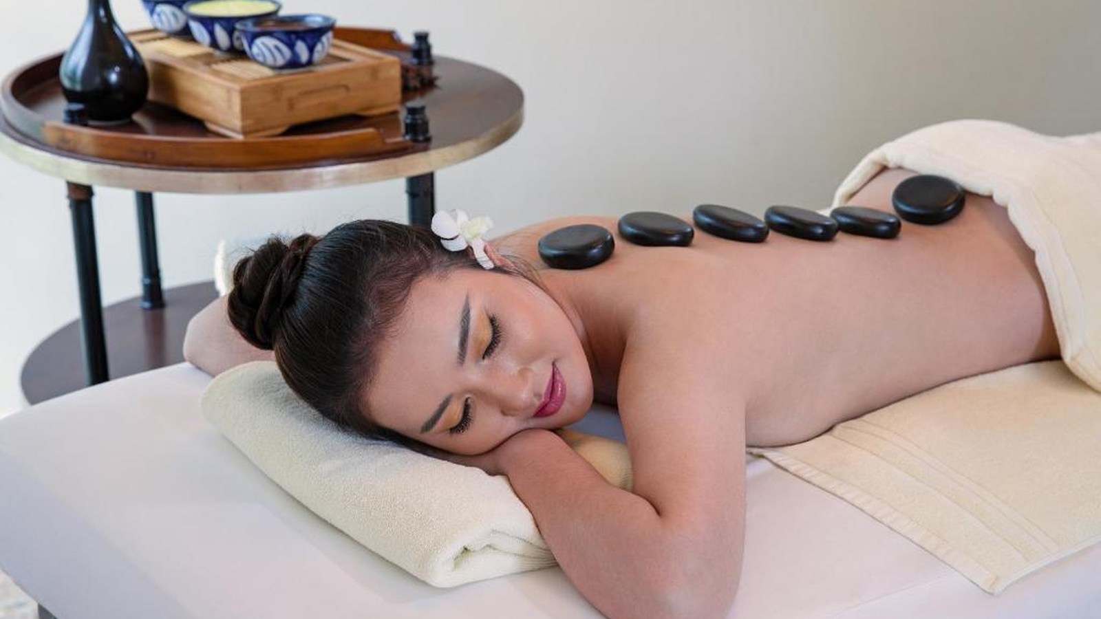 Liệu trình đá nóng làm phong phú trải nghiệm wellness trong kỳ nghỉ 5 sao.