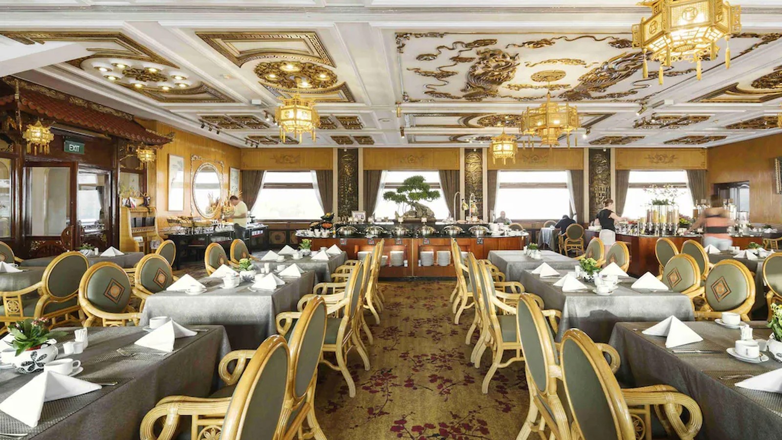Nhà hàng buffet Indochine nổi bật với trần trang trí, đèn lồng và bố cục bàn ghế rộng.