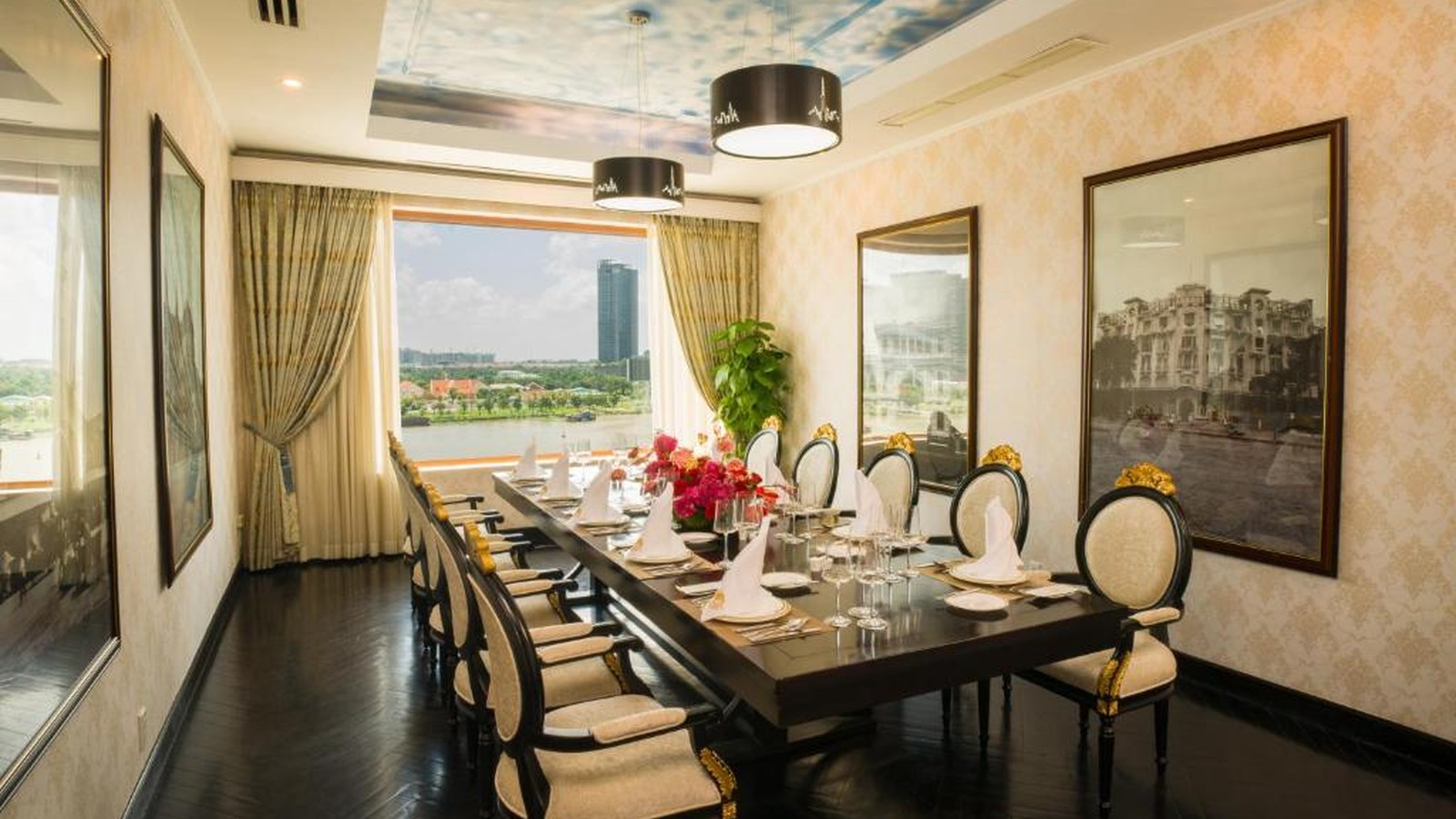 Phòng ăn riêng mang vẻ trang trọng với bàn dài, ghế cổ điển, sàn gỗ và tranh tư liệu đô thị.