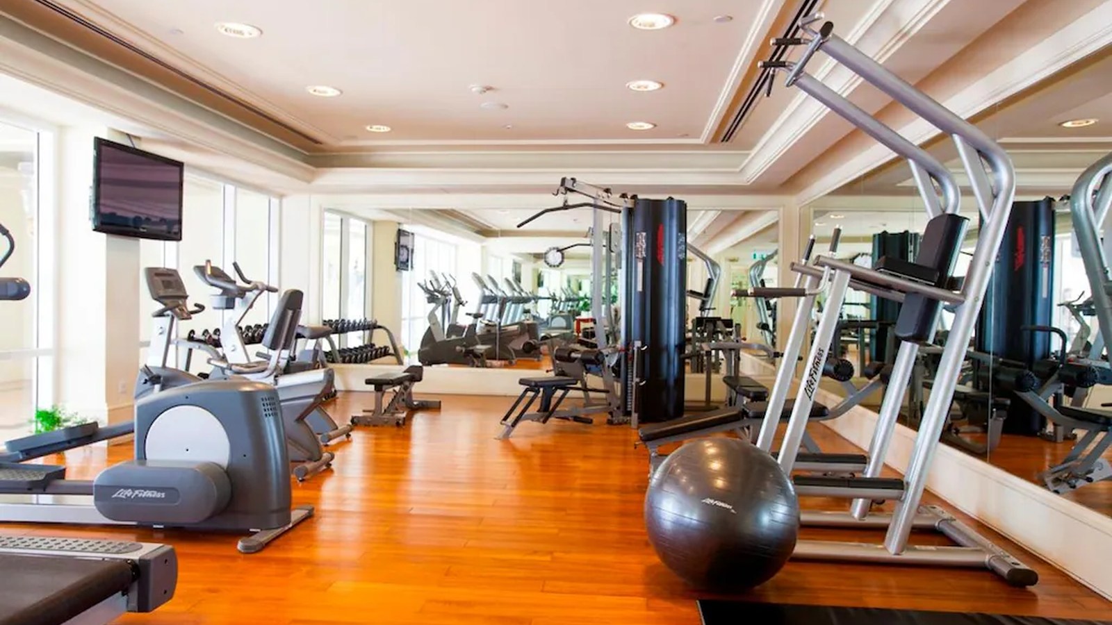 Phòng gym hiện đại giúp khách duy trì lịch tập trong suốt thời gian lưu trú.
