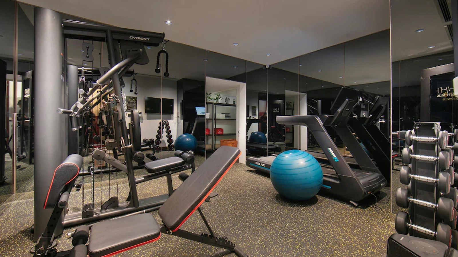 Phòng gym đầy đủ máy cardio, thiết bị sức mạnh, tạ và bóng tập để duy trì lịch vận động linh hoạt.
