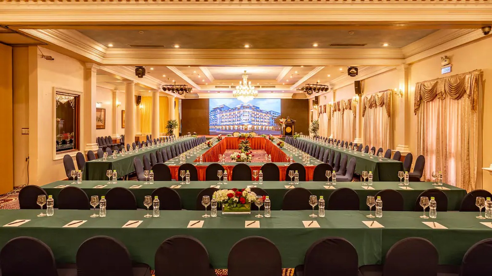 Phòng hội nghị bàn chữ U hỗ trợ thảo luận chuyên sâu, trình chiếu và các chương trình doanh nghiệp.