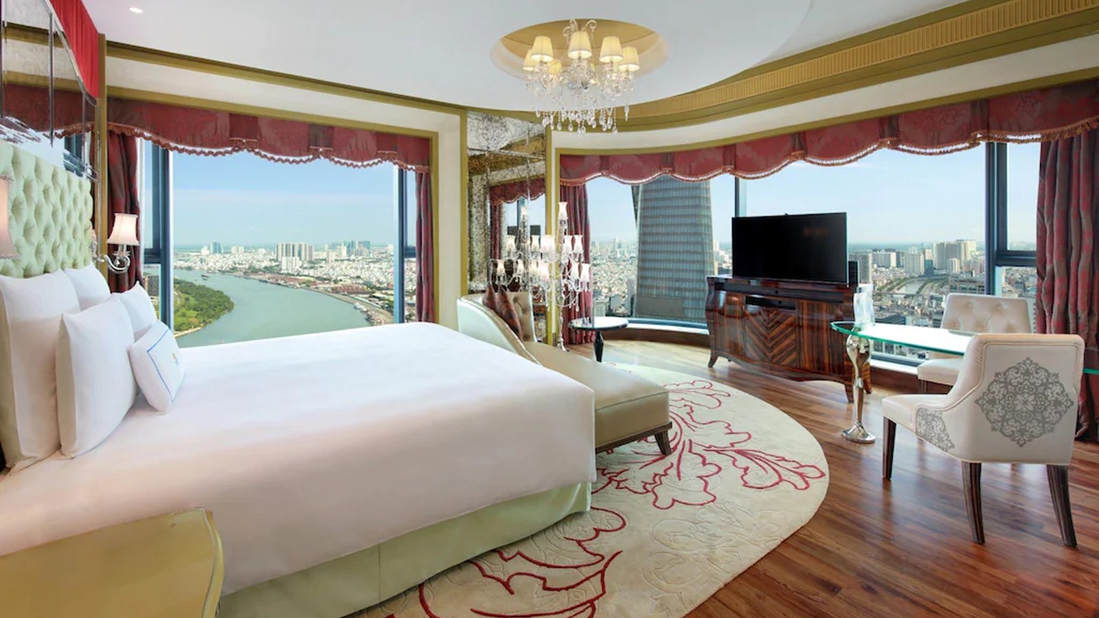 Phòng panorama tận dụng cửa kính góc, thảm tròn và nội thất gỗ để tạo chiều sâu.