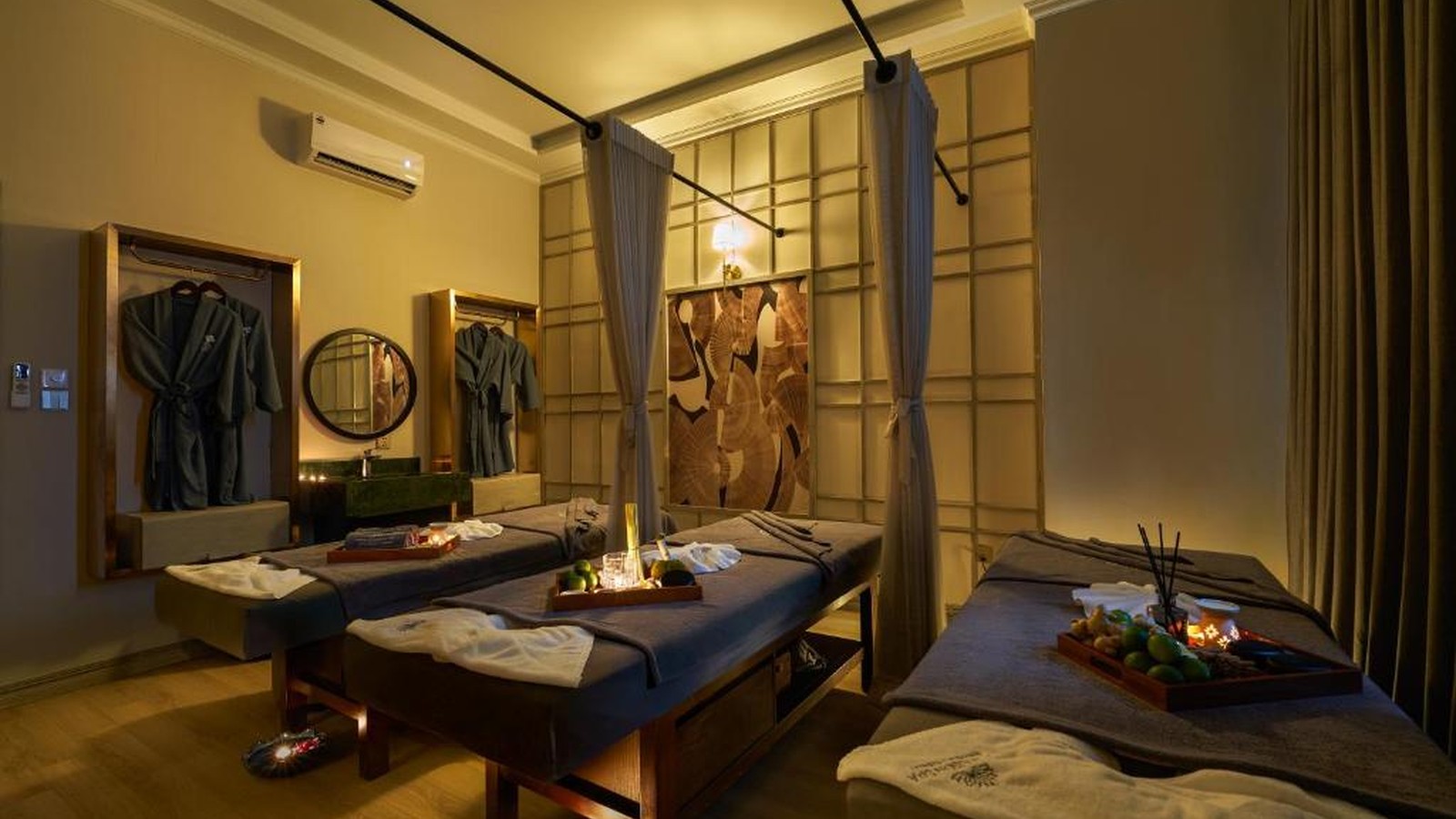 Phòng spa chuyển sang ánh sáng thấp và vật liệu ấm để hỗ trợ thư giãn sâu.