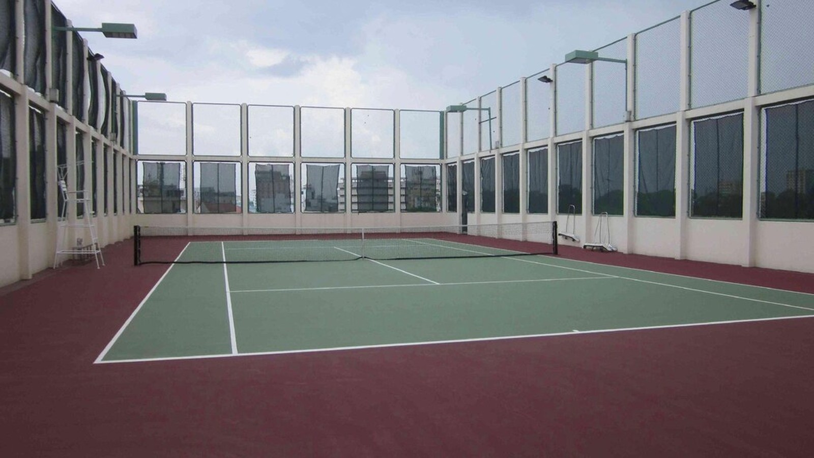 Sân tennis trên tầng cao mở rộng lựa chọn vận động và tạo điểm khác biệt cho hệ tiện ích 5 sao.