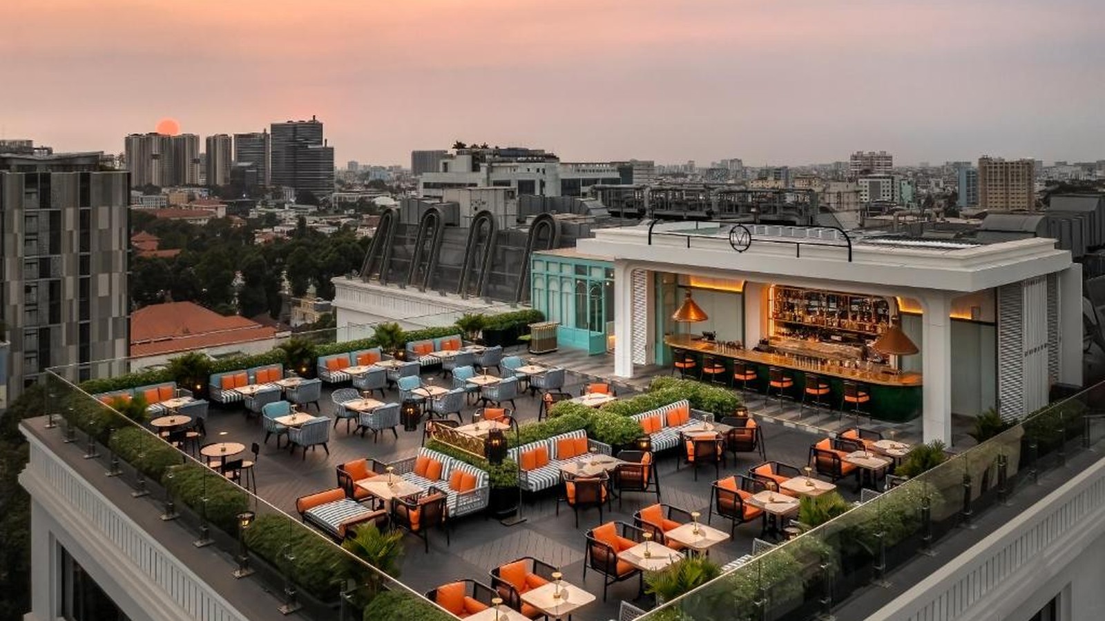 Rooftop bar tạo không gian thư giãn với tầm nhìn rộng và bảng màu ấm