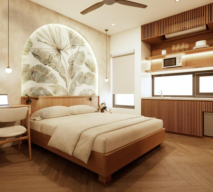 Phòng ngủ khách sạn 3 sao với tranh lá vòm, tủ bếp nan gỗ và ánh sáng ấm