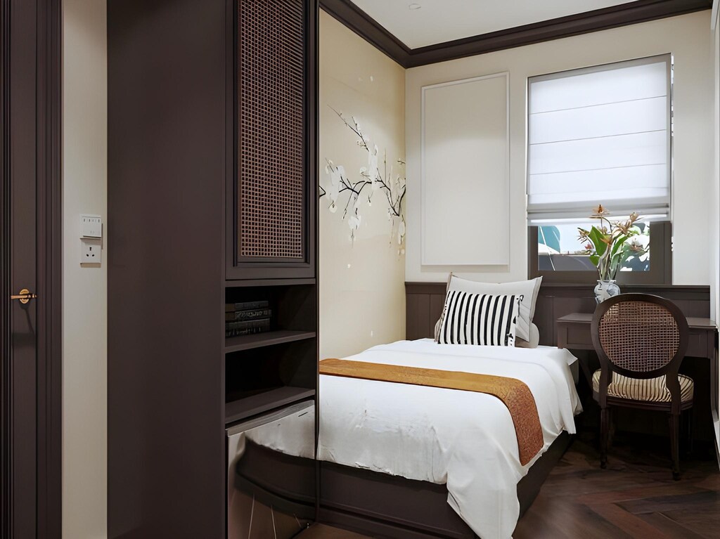 Phòng đơn khách sạn 4 sao Indochine với ghế mây, bàn làm việc và tranh hoa