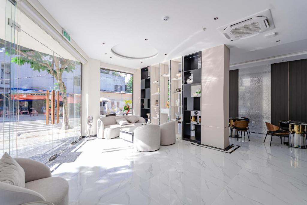 Sảnh khách sạn 3 sao hiện đại với kính lớn, sofa sáng màu và kệ trang trí