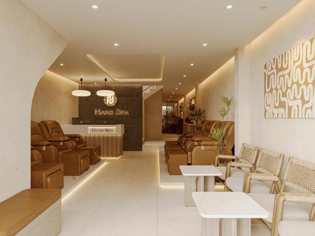 Sảnh spa trong khách sạn 3 sao với ghế thư giãn, quầy lễ tân và tông màu trung tính